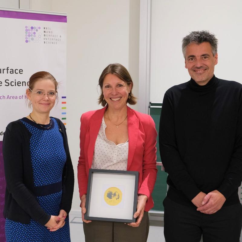 KiNSIS Spoekespersons Maria Wächtler (left) and Kai Rossnagel (right) with Annemie Bogaerts (center)