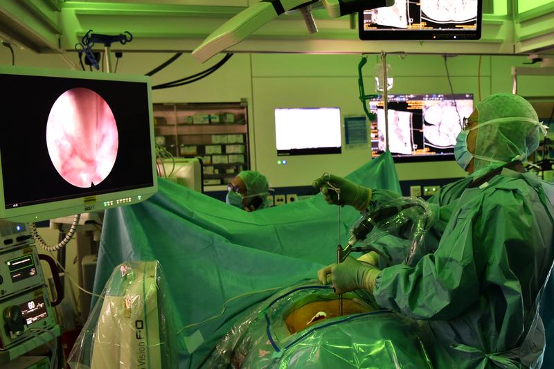 Bei einem endoskopischen Eingriff an der Wirbelsäule sieht der Neurochirurg das Operationsgebiet nicht durch ein Mikroskop, sondern auf einem Monitor.