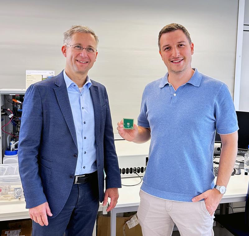 Prof. Oliver Amft, Institutsleiter bei Hahn-Schickard (l.),  Dr. Maximilian Becker, Gruppenleiter Biosensors and Wearable Sensors 