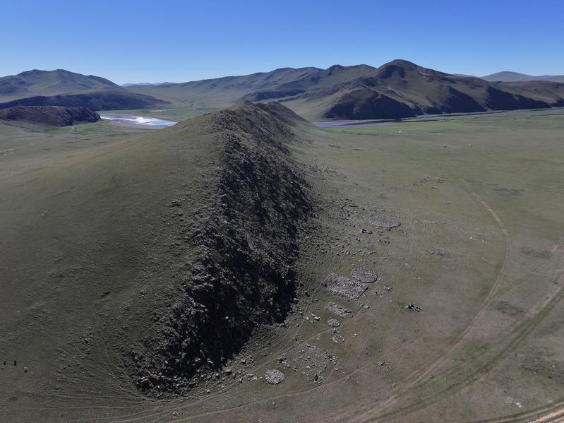Interdisziplinäre Forschungen am Gräberfeld von Maikhan Tolgoi in der Zentralmongolei ermöglichen neue Einblicke in das gesellschaftliche Zusammenleben und Bevölkerungsdynamiken in der späten Bronzezeit (circa 1.500 bis 1.000 v. Chr.).