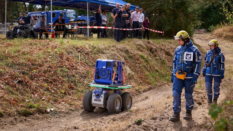 Einsatzkräfte testen das neue Robotersystem bei der ROMATRIS-Abschlussveranstaltung in Wesel.