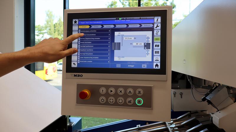 Am Beispiel einer Falzmaschine hat ein Forscher vom Fraunhofer IPA das Bedienkonzept der Mensch-Maschine-Schnittstelle so sehr vereinfacht, dass nun auch Laien die Maschine umrüsten können.