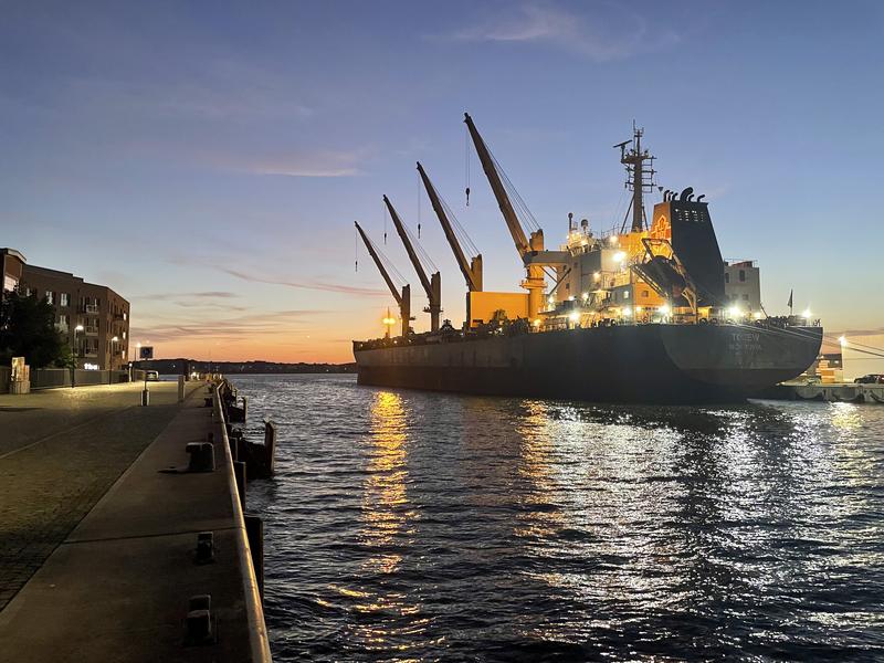 Industrielicht im Wismarer Hafen unweit des Veranstaltungsortes des Light Symposiums 2025, dem Zeughaus.