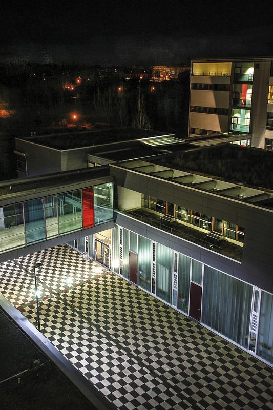 Das Gebäude der Fakultät Gestaltung am Abend, in dem der Workshop für die studentischen Teilnehmenden des Light Symposiums 2025 stattfinden wird. 