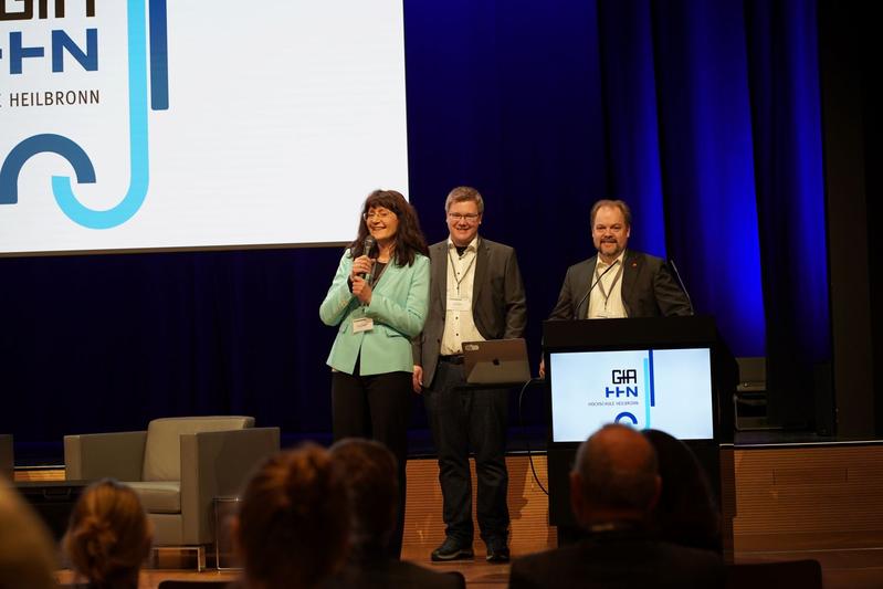 Die HHN- Professor*innen Anett Großmann und Sascha Alpers mit Professor Johannes Brombach, Präsident der GfA bei der Herbstkonferenz „Zukunft gestalten – Arbeitswelt 2030“