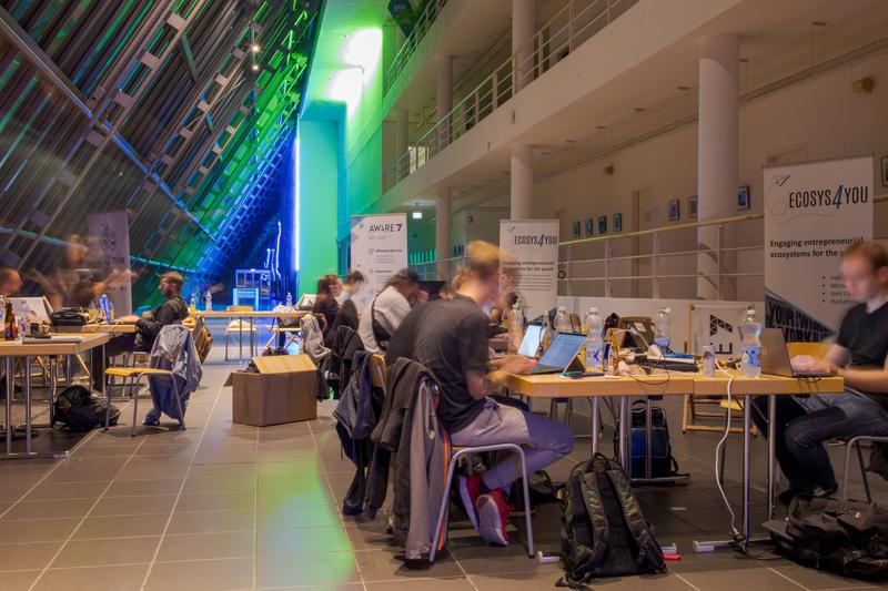 Studierende und Gründungsinteressierte werden mit innovativen Formaten wie Joint Classes, Mentoring, Hackathons und Praktika gefördert, wie hier im Wissenschaftspark Gelsenkirchen.