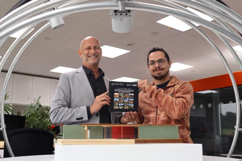 Präsentieren das neue Begleitbuch über „Traditionelles und klimaangepasstes Bauen mit regionalen Materialien“: Prof. Dr.-Ing. Michael Laar (links) vom European Campus Rottal-Inn der Technischen Hochschule Deggendorf und Master Amirhossein Farsinejad