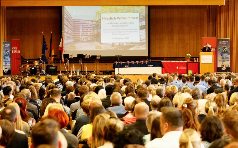 Feierliche Graduierung: 259 neue Schutz- und Kriminalpolizeikommissarinnen und -kommissare treten nach drei Jahren Studium an der HWR Berlin ihren Dienst bei der Hauptstadtpolizei an. 