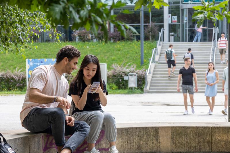 Zwei internationale Studierende auf dem Campus. Mithilfe des Projekts sollen es noch mehr werden. 