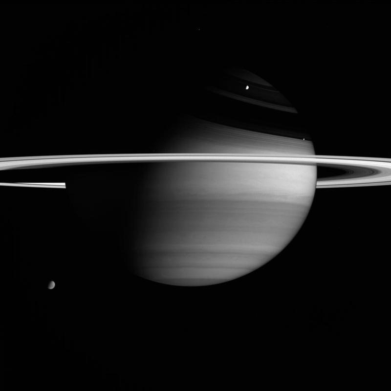 Enceladus ist der Saturnmond mit der hellsten Oberfläche und mit 505 Kilometern Durchmesser der sechstgrößte Mond des Saturn. Hier ist er direkt oberhalb der Ringe rechts im Bild zu sehen. 