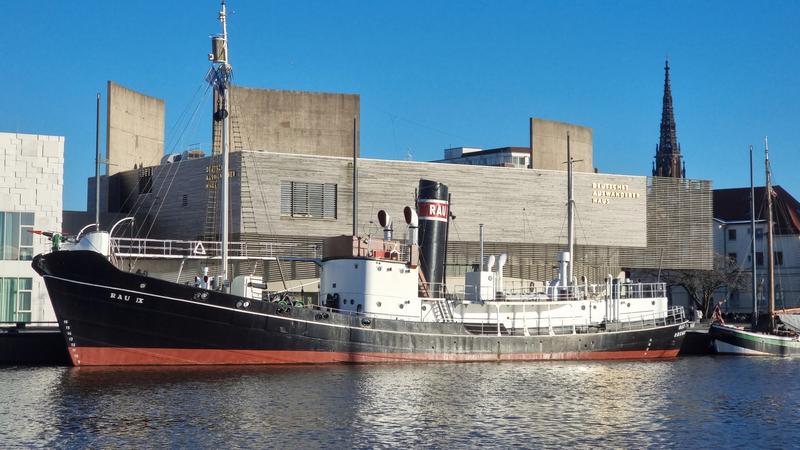 Der Walfänger RAU IX im Neuen Hafen.