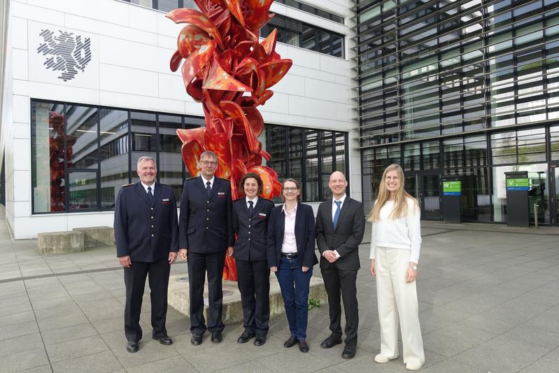 Das Projektteam nach der Vertragsunterzeichnung: (v.l.) Dr. Hauke Speth (IdF NRW), Berthold Penkert (IdF NRW), Sarah Weber (IdF NRW), Uni-Kanzlerin Dr. Ursula Löffler (BUW), Prof. Dr. Meinald Thielsch (BUW) und Dr. Mira von der Linde (BUW).