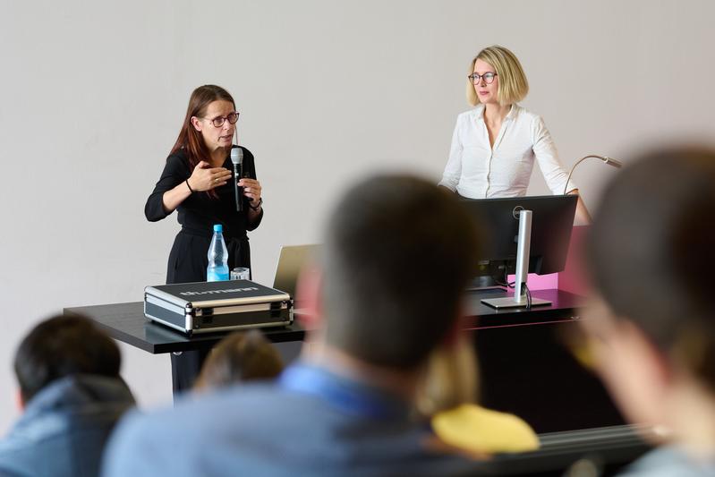 Keynote von Prof. Dr. Anke Langner (links) und Maxi Hess