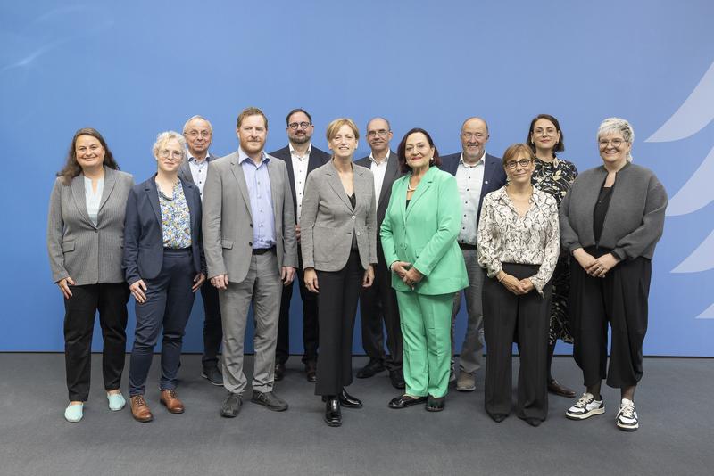 Gruppenfoto der neu berufenen Sachverständigenkommission für den zehnten Altersbericht der Bundesregierung mit Bundesministerin Karin Prien (1. Reihe Mitte)