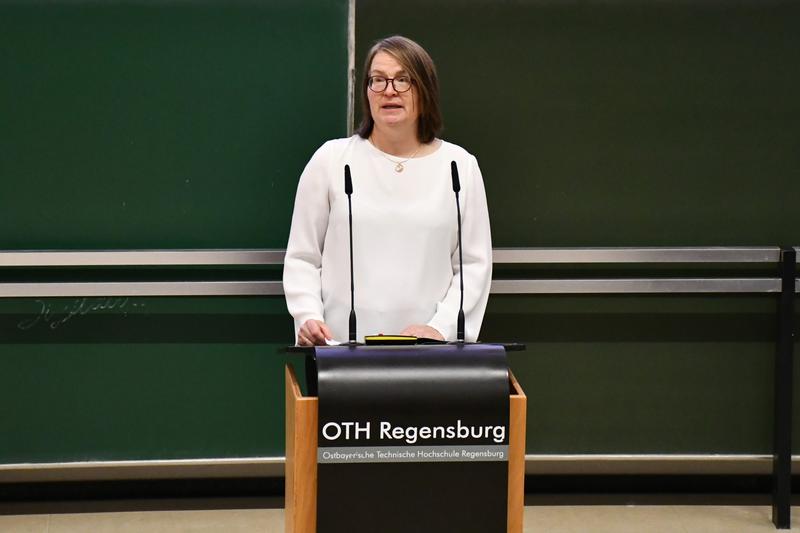 Prof. Dr. Birgit Rösel, Vizepräsidentin für Studium und Lehre, begrüßte die Erstsemester im Wintersemester 2025/26 an der OTH Regensburg. Foto: OTH Regensburg/Simone Grebler