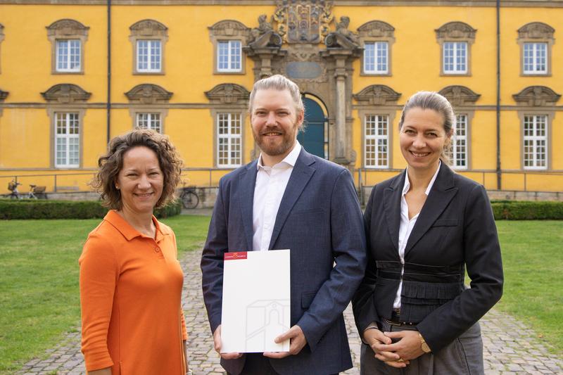 Certificate ceremony for Dr. Dr. Johannes Halbe (center) at Osnabrück University with Alice Hohn (Administrative Director of ATB, left) and Prof. Dr. Susanne Menzel-Riedl (President of Osnabrück University, right). 