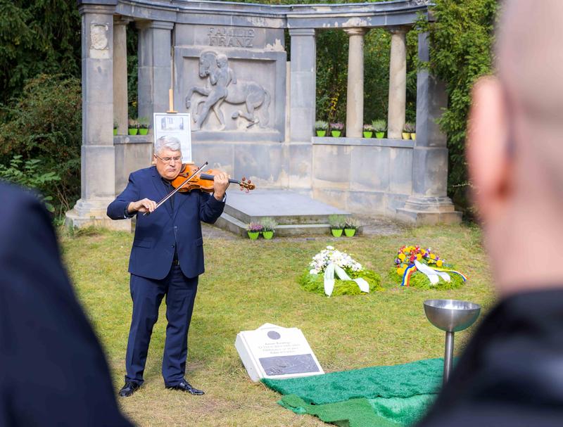 Musicians from the Roma and Sinti community accompanied the commemoration and burial ceremony with pieces composed especially for the occasion. 