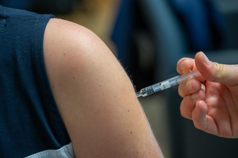 Mit Beginn der kalten Jahreszeit steigt auch wieder das Risiko für Grippeerkrankungen. Vor allem Personen mit bestehenden Grunderkrankungen, Personen ab 60 Jahren, sowie Schwangere und Mitarbeitende in Gesundheitseinrichtungen sollten sich impfen lassen.