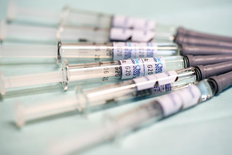 Mit Beginn der kalten Jahreszeit steigt auch wieder das Risiko für Grippeerkrankungen. Vor allem Personen mit bestehenden Grunderkrankungen, Personen ab 60 Jahren, sowie Schwangere und Mitarbeitende in Gesundheitseinrichtungen sollten sich impfen lassen.