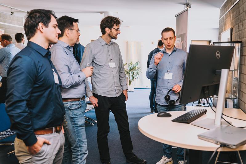 Forschende am Fraunhofer IDMT zeigten, wie Werkende durch Large Language Models (LLMs) bei sprachbasierten Datenabfragen unterstützt werden können. 