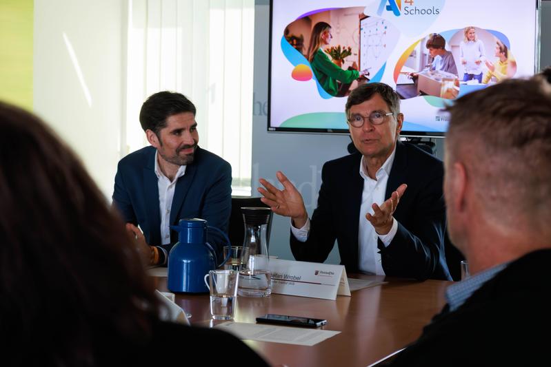 Sven Teuber, Bildungsminister des Landes Rheinland-Pfalz und Prof. Dr. Stefan Wrobel, Leiter des Fraunhofer IAIS und Co-Direktor des Lamarr-Instituts, stellten das Konzept "AI4Teachers" am 2. Oktober 2025 auf einer Pressekonferenz vor.
