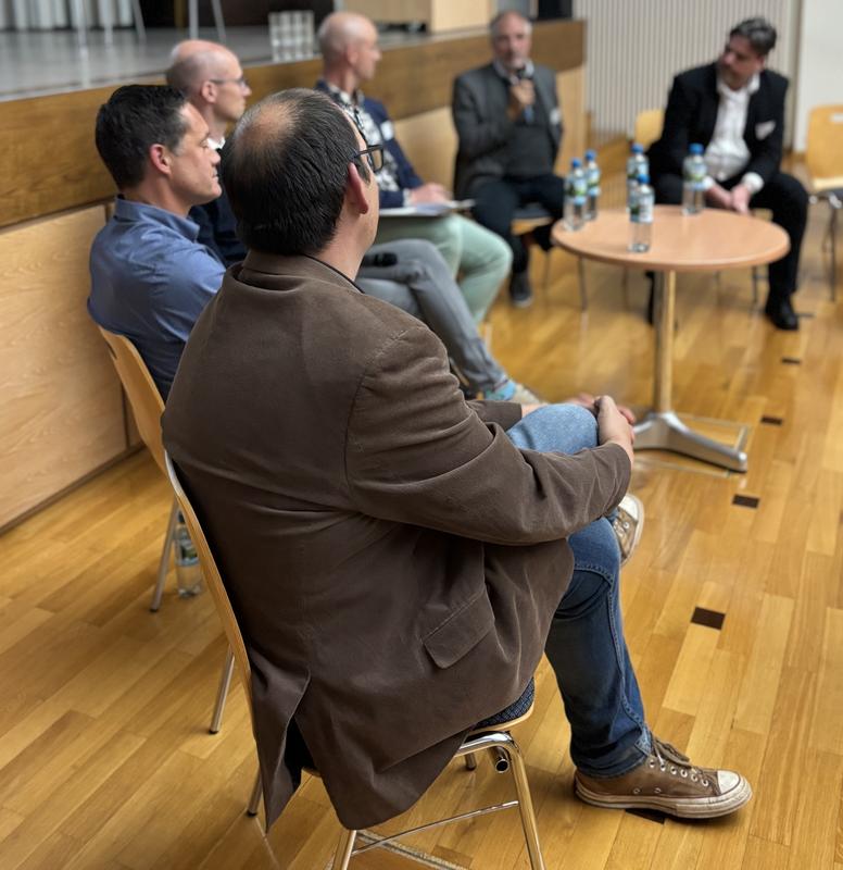 Das Podium der öffentlichen Diskussion zur Rolle von Wasserstoff in der kommunalen Wärmeversorgung: Vertreter aus Wissenschaft, kommunaler Praxis, Landesinstitutionen und Technologie im fachlichen Austausch im Audimax der Hochschule Nordhausen.