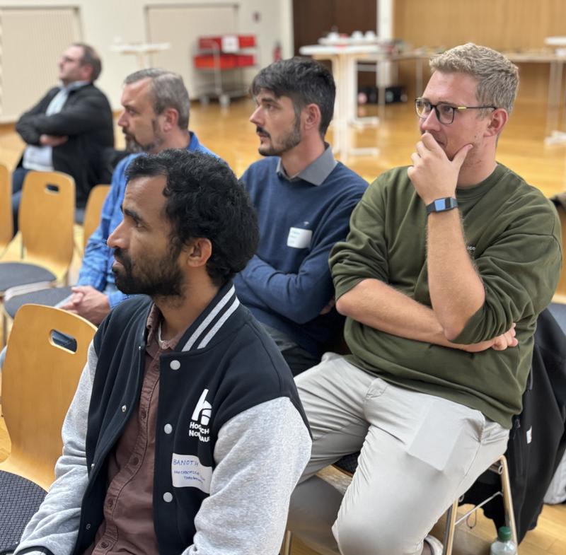 Teilnehmende Gäste der öffentlichen Podiumsdiskussion im Audimax der Hochschule Nordhausen zur Rolle von Wasserstoff in der kommunalen Wärmeversorgung