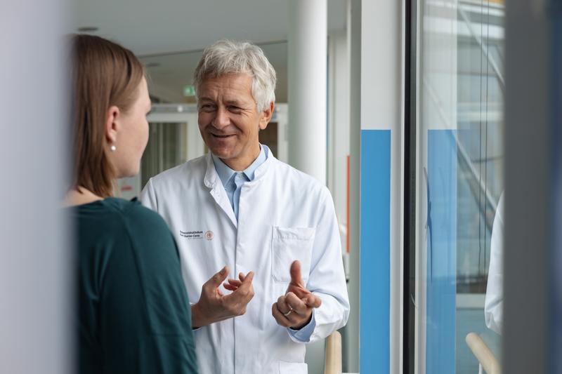 ASAP eröffnet neue Perspektiven für internationale Therapiestandards. Prof. Dr. Johannes Schetelig (r.), Direktor für klinische Forschung bei der DKMS und Leiter der Abteilung für Stammzelltransplantation Universitätsklinikum Carl Gustav Carus Dresden.