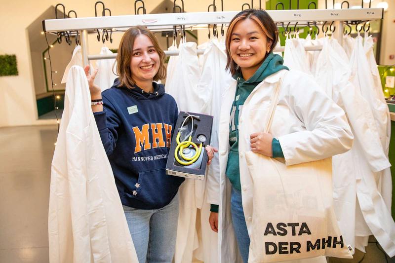 Clara Glomb and Yasmin Cao (from left) from the Human medicine Student representation showed what was inside the ‘first semester student bags’.