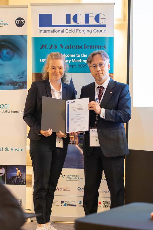 Prof. Yoshinori Yoshida (Gifu Universität in Japan}, aktuell Chairman der ICFG, übergibt in Valenciennes die Urkunde für den geteilten International Paper Prize an M.Sc. Nadine Lehnert 