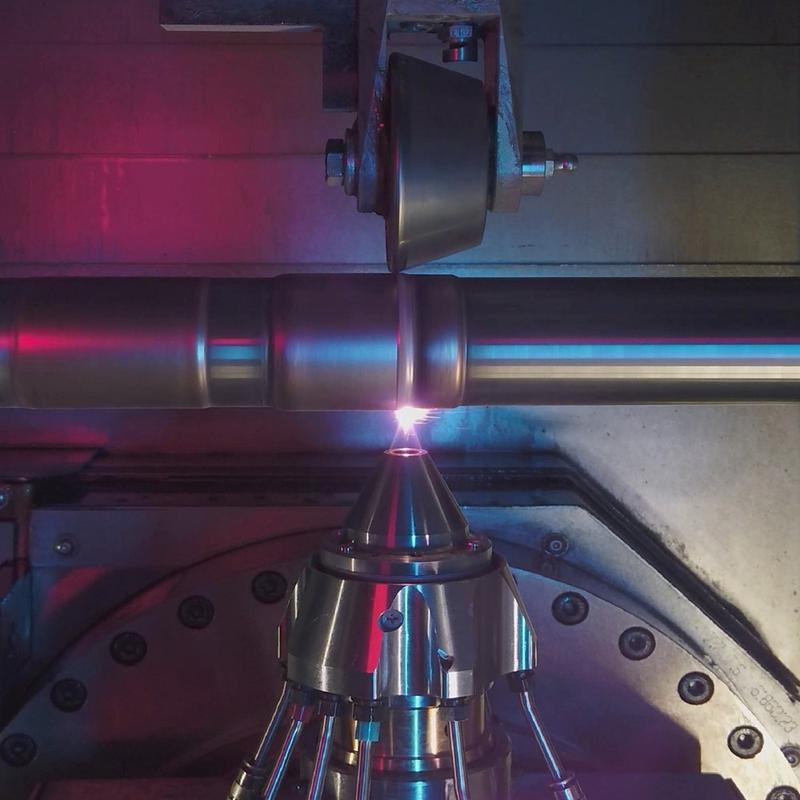 SCaRB combines EHLA with rolling in a single step. The result: coated components whose surfaces are significantly improved by plastic deformation during coating. 