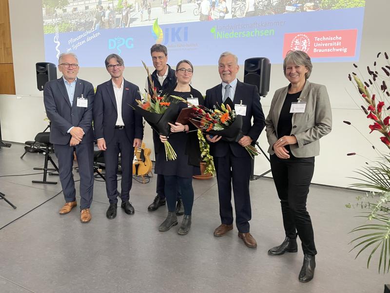 v.l.n.r.: Professor Dr. Frank Ordon, Professor Dr. Knut Baumann, Dr. Michael Klüken, Preisträgerin Dr. Marion C. Müller, Preisträger Dr. Stephan Winter und Professorin Dr. Annette Reineke