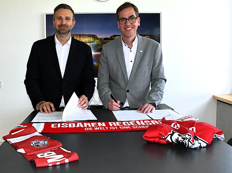 Prof. Dr. Ralph Schneider (rechts), Präsident der OTH Regensburg, und Peter Holmgren, Geschäftsführer der Eisbären Regensburg, unterzeichnen den Kooperationsvertrag. 