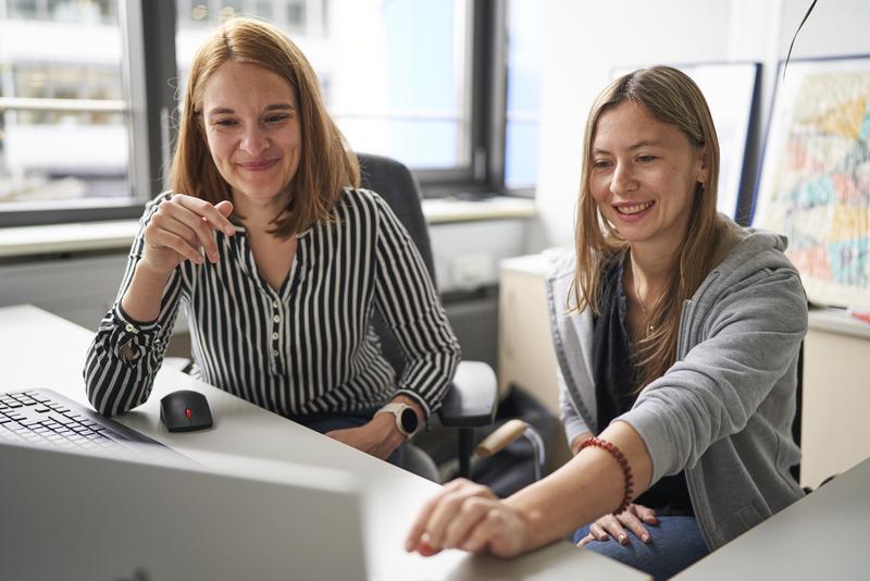 HM-Professorin Anna Kruspe (l.) und die wissenschaftliche Mitarbeiterin Mila Stillman forschen zu Sprachmodellen wie ChatGPT
