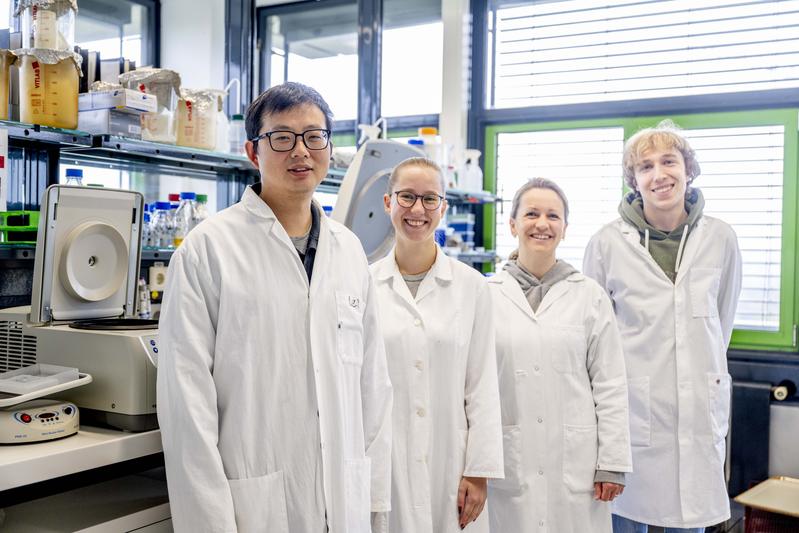   Das Team der Botanik ist stolz auf das Paper in PNAS.  