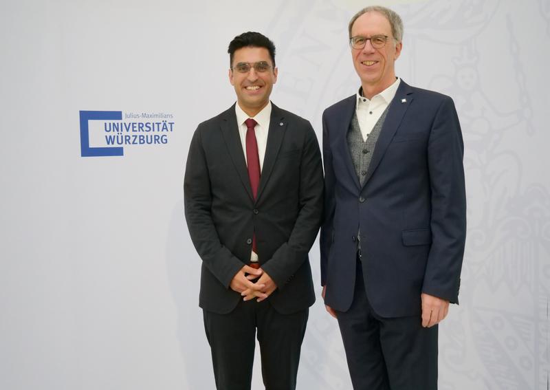 Prof. Dr. Paul Pauli, Präsident der Julius-Maximilians-Universität, begrüßt Prof. Dr. Ugur Uslu (links) als neuen Professor für dermatologische Onkologie. 