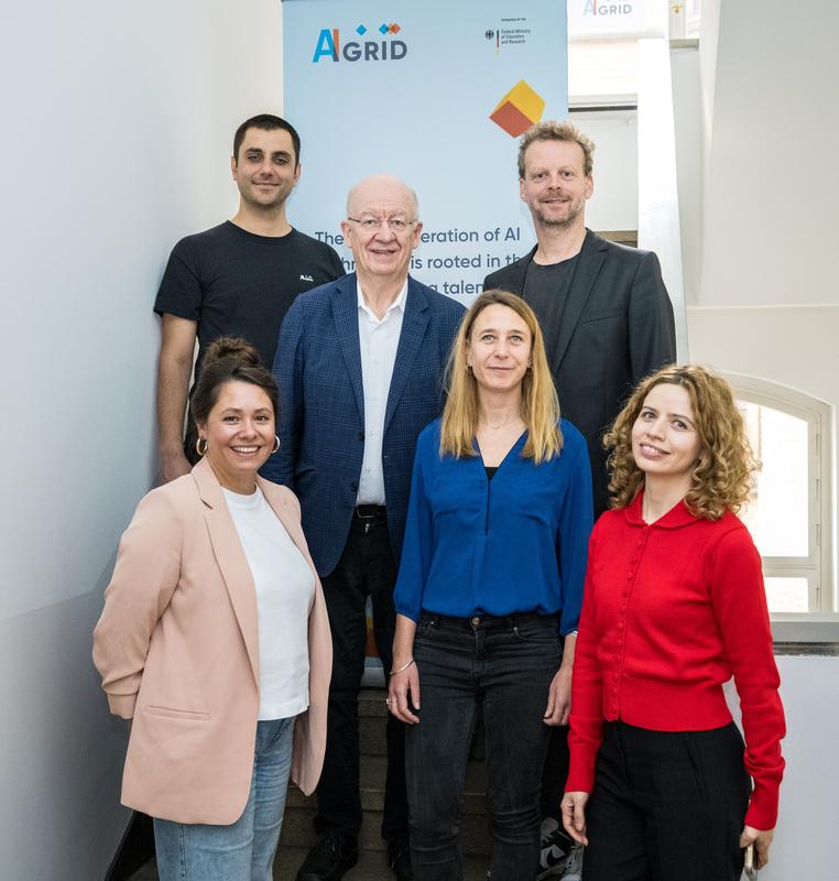 von links vorne nach rechts hinten: Varenia-Louisa Weiland, Laure Poirson, Alina Zaslavska (alle AI Grid) Sven Trendow (AI Grid), Prof. Dr. Dr. h.c. mult. Wolfgang Wahlster (Präsidiumsvorsitzender AI Grid/CEA DFKI), Stefan Jazdzejewski (Präsidium AI Grid)