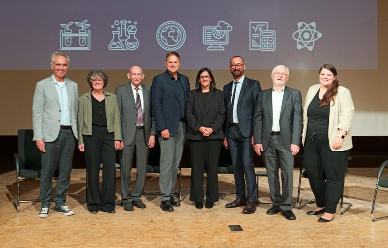 Beim Festakt (v. l.): Prof. Dr. Kai Jensen, Prof. Dr. Annette Eschenbach, Prof. Dr. Arno Frühwald, Prof. Dr. Hauke Heekeren, Senatorin Maryam Blumental, Prof. Dr.-Ing. Norbert Ritter, Prof. Dr. Heinrich Graener und Dr. Katrin Seelhorst.