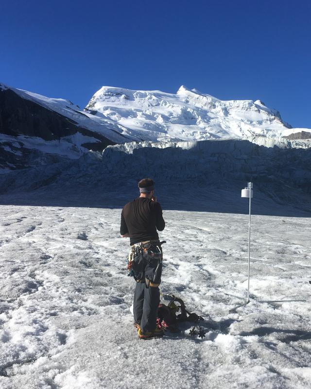 Eine Wetterstation wird auf dem Glacier de Corbassière in den Schweizer Alpen errichtet. Thomas Shaw blickt zum Grand Combin hinauf. 