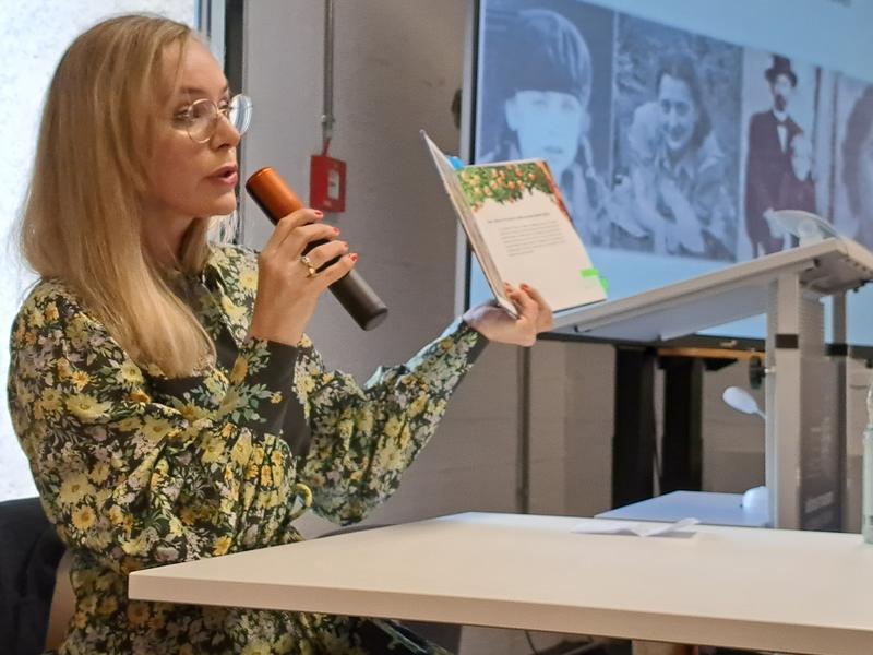 Zur Eröffnung las die Autorin Stephanie Lunkewitz aus dem Buch "Ich war Eva Diamant". 