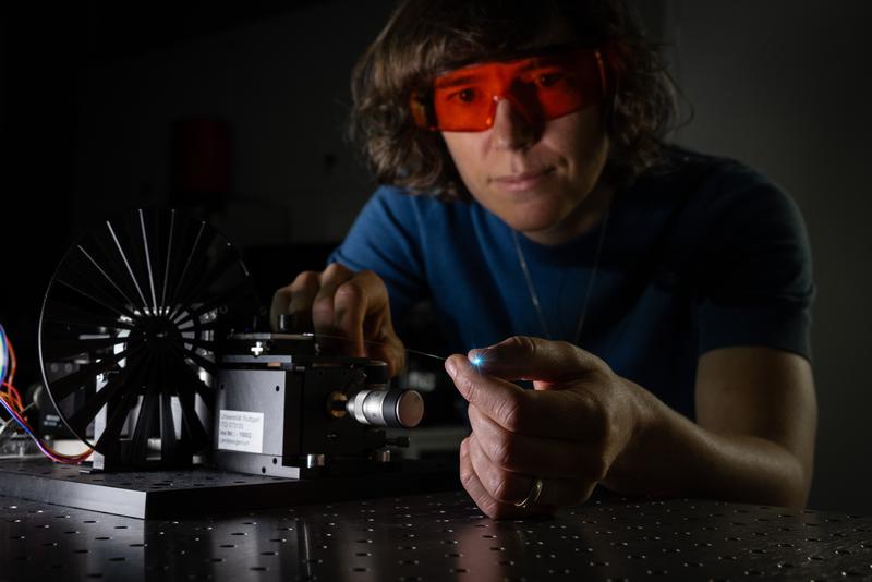 Andrea Toulouse and her team are researching high-resolution 3D printing using light-based processes. The vision: To develop tiny 3D printers that will one day be able to build biological tissue directly inside the body. Here, laser light is coupled into a