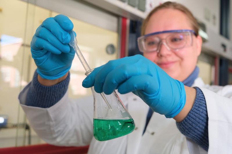 To demonstrate the first step of the synthesis of the new catalyst material, Anna Wolf adds a base to a metal salt solution. The resulting solid already contains nickel and magnesium mixed on the atomic level. 