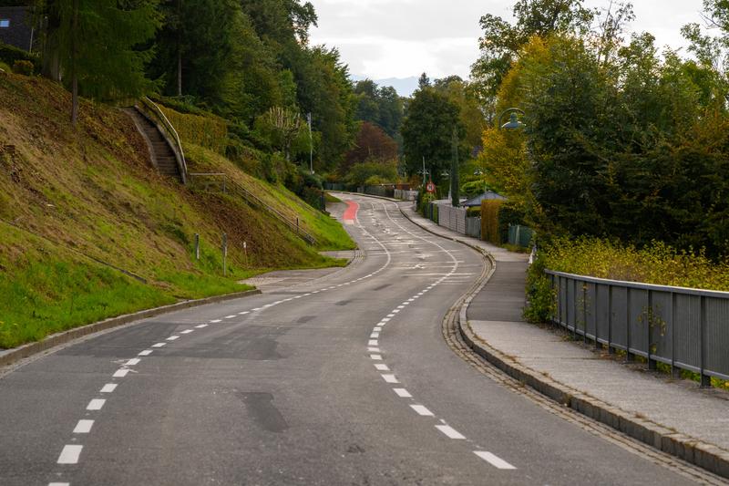 Neue Bodenmarkierungen auf Freilandstraßen im Test 