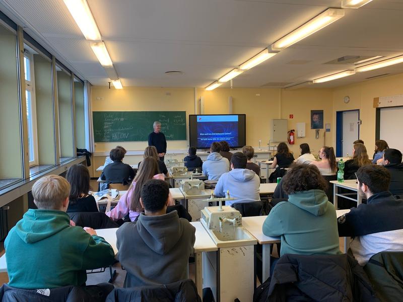 Wissenschaftlerinnen und Wissenschftler der Universität Hamburg kommen direkt in die Klassenräume der teilnehmenden Schulen.