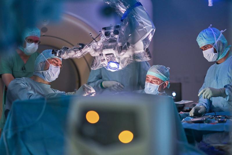 Ein Team der Klinik und Poliklinik für Neurochirurgie des TUM Klinikums um Prof. Bernhard Meyer hat in einer fünfstündigen Operation einem Patienten mit Querschnittslähmung eine Hirn-Computer-Schnittstelle eingesetzt.