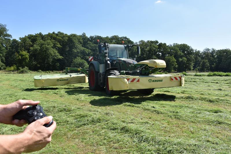 Das Symbolbild zeigt einen Traktor mit Front- und Heckmähwerk sowie einen Controller. An Möglichkeiten und Rahmenbedingungen der externen Steuerung als Schritt zur Automatisierung landwirtschaftlicher Maschinen und Prozesse wird im Projekt GESAL gearbeitet