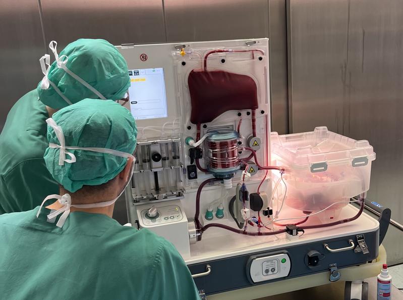 Die normotherme Maschinenperfusion: Die Spenderleber wird unter körperähnlichen Bedingungen durchspült und kann sich von Transport und Lagerung auf Eis erholen. Besteht sie den strengen Qualitätscheck, kann sie transplantiert werden.