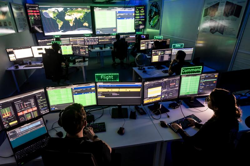 Mit einer modernen Infrastruktur, zu der u.a. eine Bodenstation sowie ein Satellitenkontrollraum gehören, erproben Forschende Satellitentechnologien auf der Erde und im All.