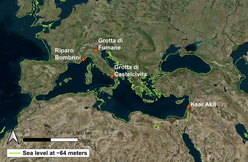 Die Karte des Mittelmeers mit den geografischen Standorten der untersuchten Fundstellen und dem rekonstruierten Meeresspiegel vor etwa 42.000 Jahren. 