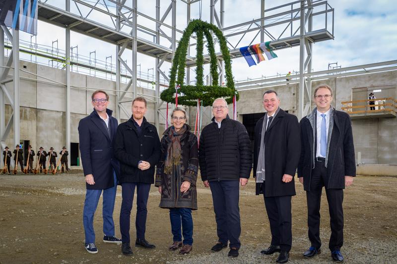 Richtfest des Smart Mobility Labs mit Jan-Hendrik Goldbeck, Sachsens Ministerpräsident Michael Kretschmer, TUD-Rektorin Prof. Ursula Staudinger, Torsten Ruban-Zeh, Udo Witschas und TUD-Prof. Günther Prokop (v.l.n.r.).